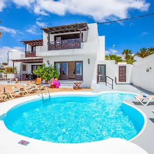 Villa Esperanza, Tias